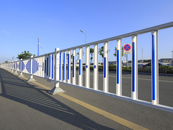 可移動(dòng)市政防眩光護(hù)欄的作用和特點(diǎn)？