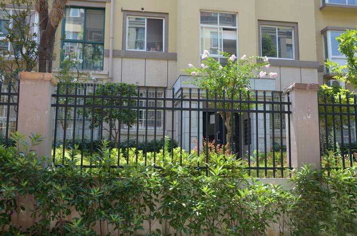 小區(qū)新鋼護(hù)欄有什么規(guī)格特點(diǎn)適用范圍包括哪些？