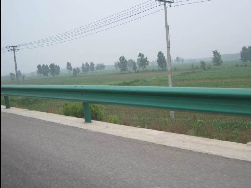 道路護(hù)欄有哪些優(yōu)勢(shì)？